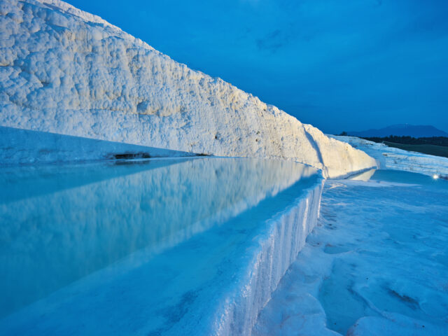 Pamukkale’nin Bembeyaz Doğal Harikası: Traverten Teraslar ve Termal Sular
