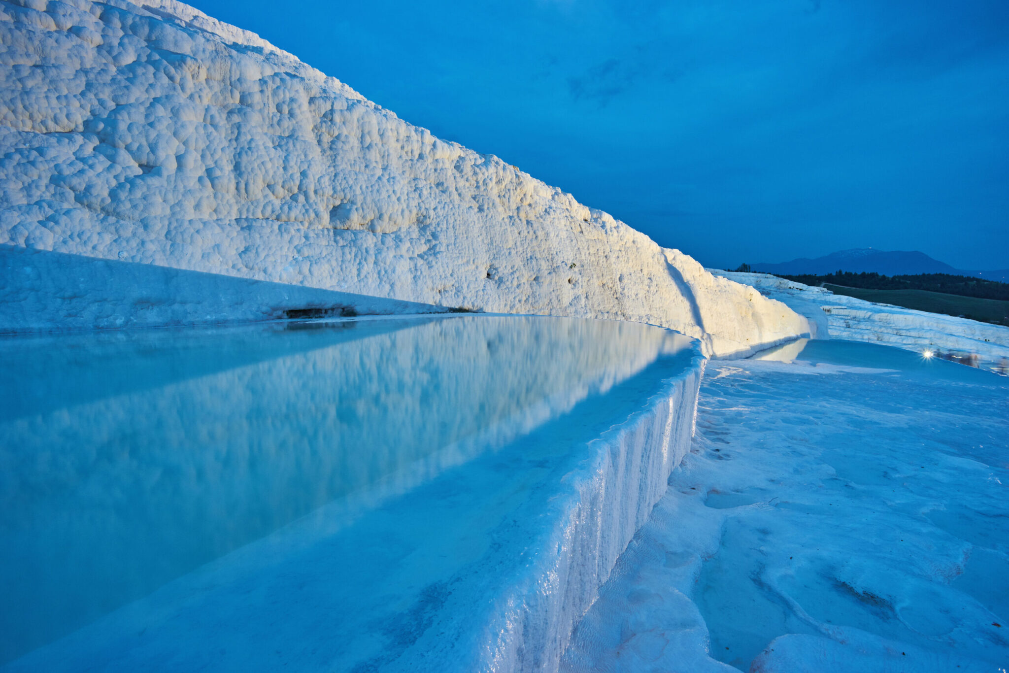 Pamukkale’nin Bembeyaz Doğal Harikası: Traverten Teraslar ve Termal Sular
