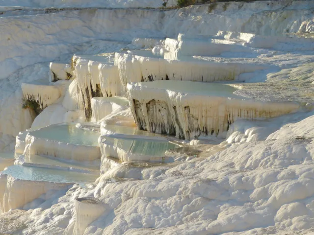 Pamukkale Travertenleri – Denizli’nin Bembeyaz Doğa Harikası